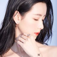 抖音美妆排行榜第2名陈都灵,新榜指数925.2000,新增作品数1,分享数10.4w,评论数1.57w,点赞数80.76w,新增粉丝数3.55w,累计粉丝数525.04w