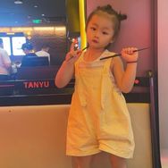 抖音母婴亲子排行榜第29名萌娃戏精圆圆,新榜指数803.7000,新增作品数1,分享数1.3w,评论数4574,点赞数7.1w,新增粉丝数7506,累计粉丝数21.8w