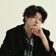 抖音音乐排行榜第21名歌手于航,新榜指数835.7000,新增作品数4,分享数5822,评论数3525,点赞数5.4w,新增粉丝数5400,累计粉丝数86.8w