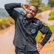 卢旺达歌手保安