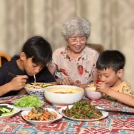 抖音美食排行榜第29名孩儿他姥姥,新榜指数852.9000,新增作品数1,分享数7846,评论数168,点赞数2.21w,新增粉丝数9937,累计粉丝数439.95w