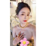 抖音时尚排行榜第16名肖梦水贝黄金,新榜指数811.0000,新增作品数12,分享数5087,评论数1604,点赞数2.2w,新增粉丝数1362,累计粉丝数141.2w