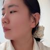 窗台上的猫与书