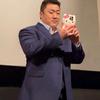 我与晚风同行。