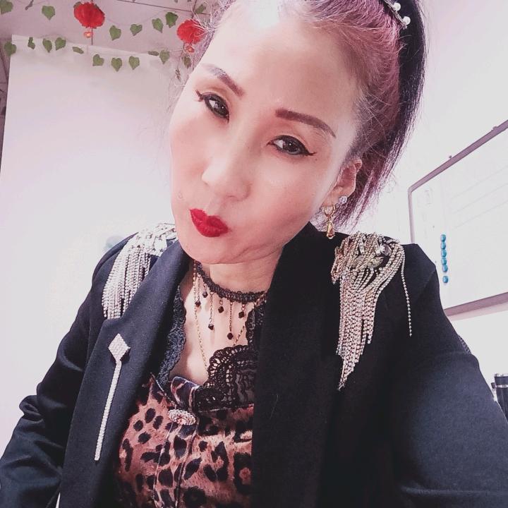 爱臭美的妞