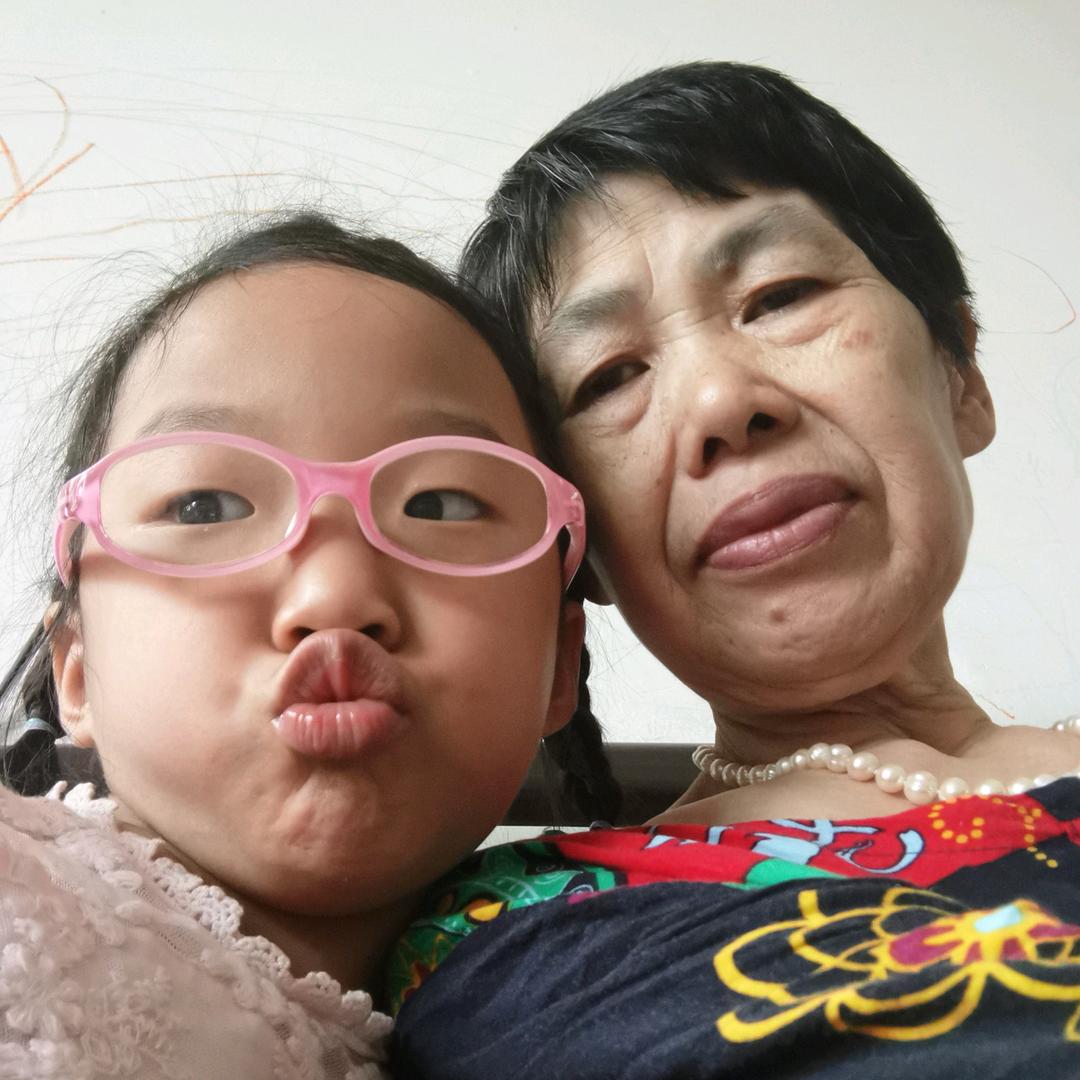 李满珍和谢彤萱