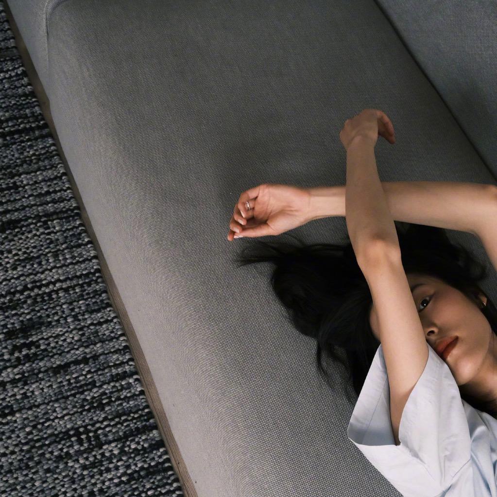 陆英俊才不是狗。