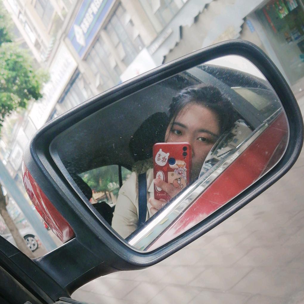 用微笑掩饰悲伤