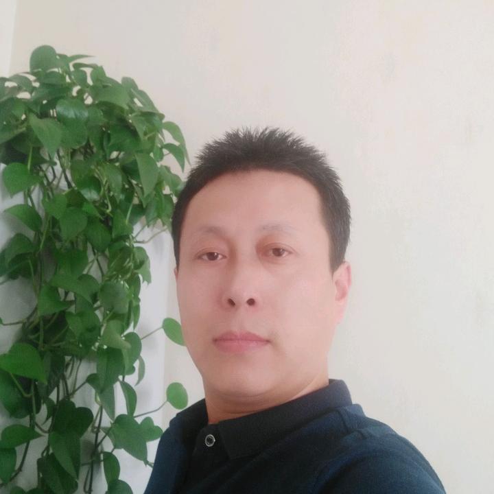 抱着猫睡觉的老鼠