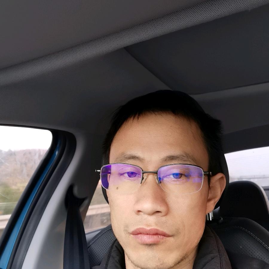 开着拖拉机迎接春天的到来