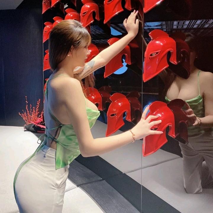 美女旅游看电影