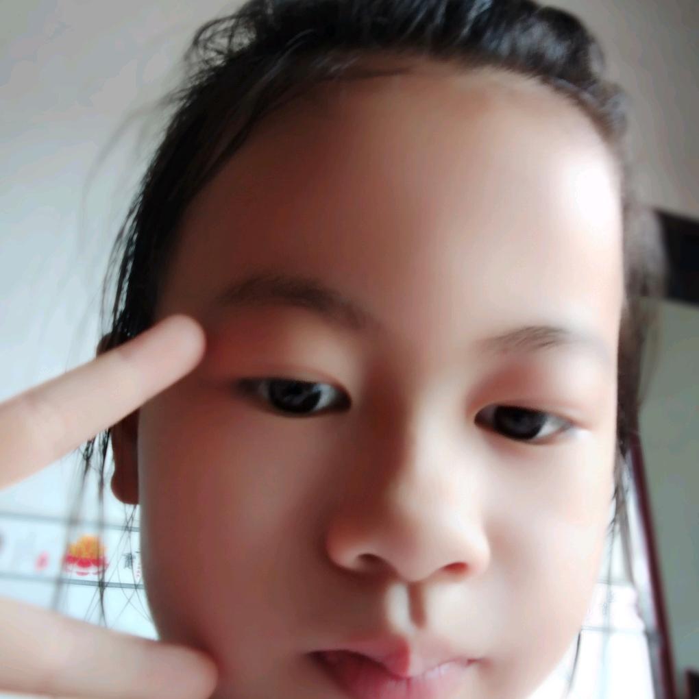 彤.