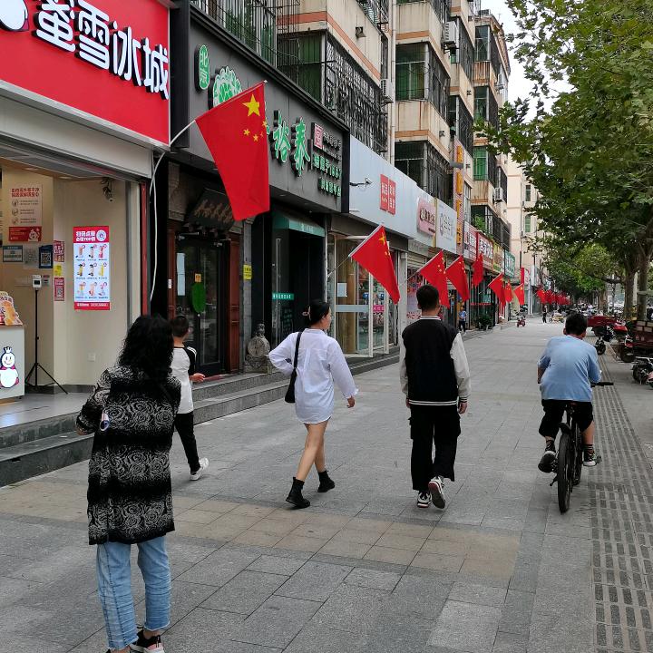 低调炫耀；专治不符