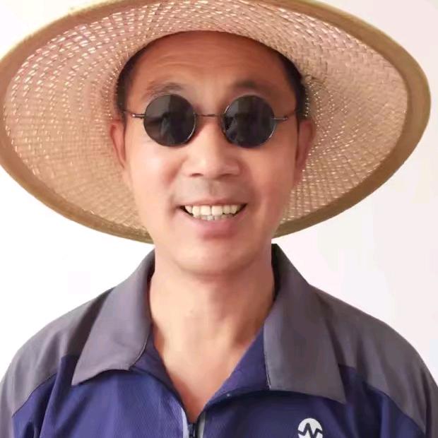 戴草帽的小老头