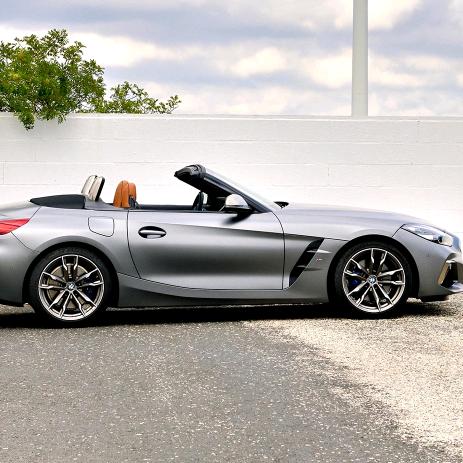 蓝色天空中的一朵云