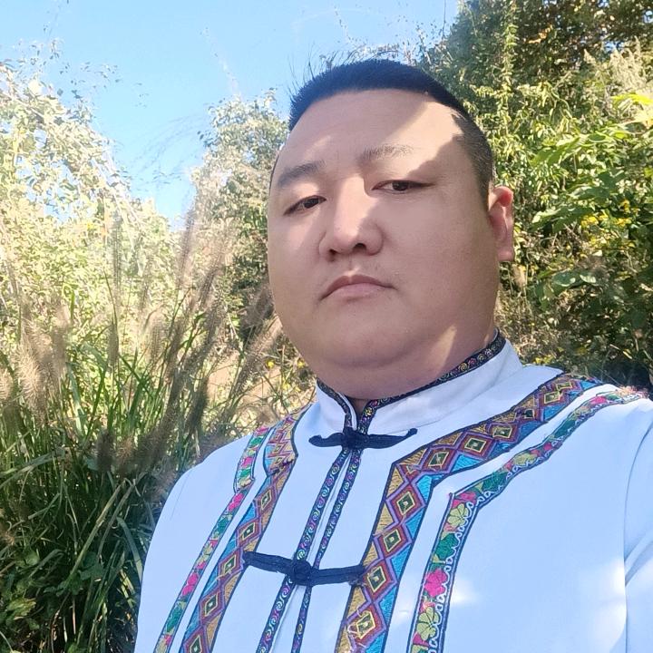 巴东兄弟文化传媒田贵敏