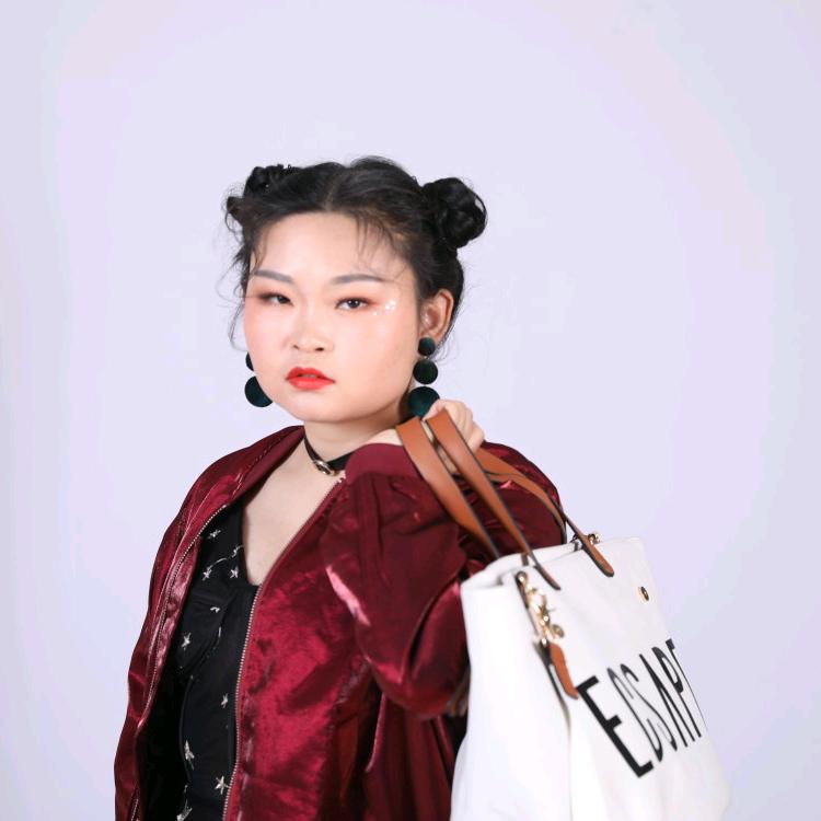 微笑掩饰着悲伤