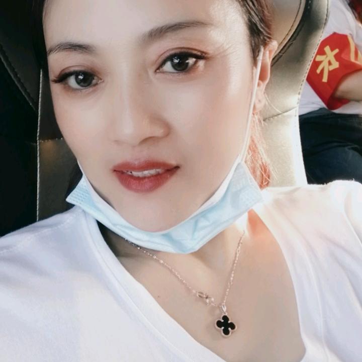 大眼睛军姐