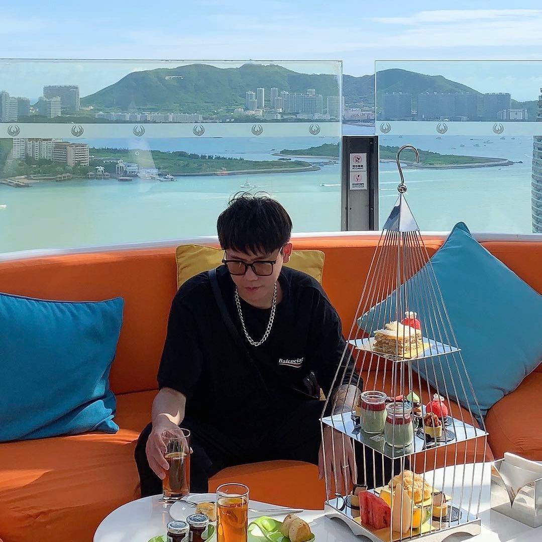 鸿达发制品创始人旭勇