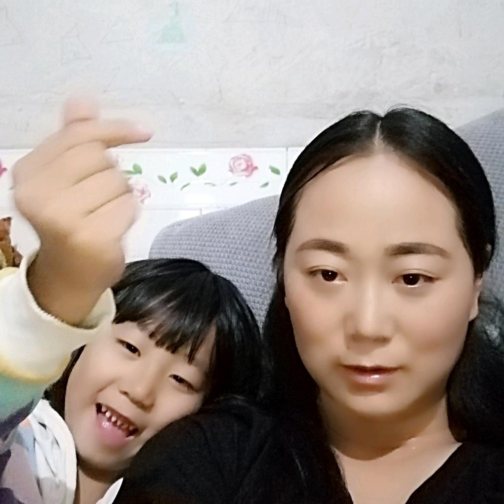 黑色眼线，手指间白烟飘