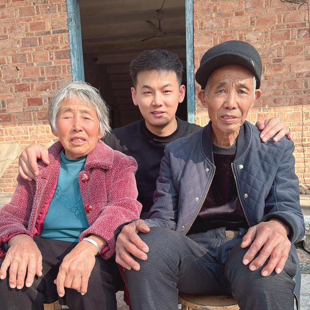 小肖在农村   助农