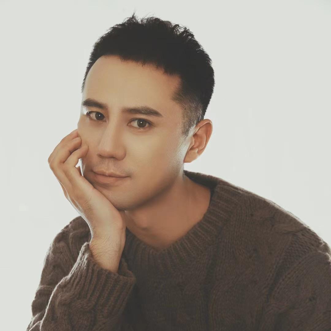 朗读者向南
