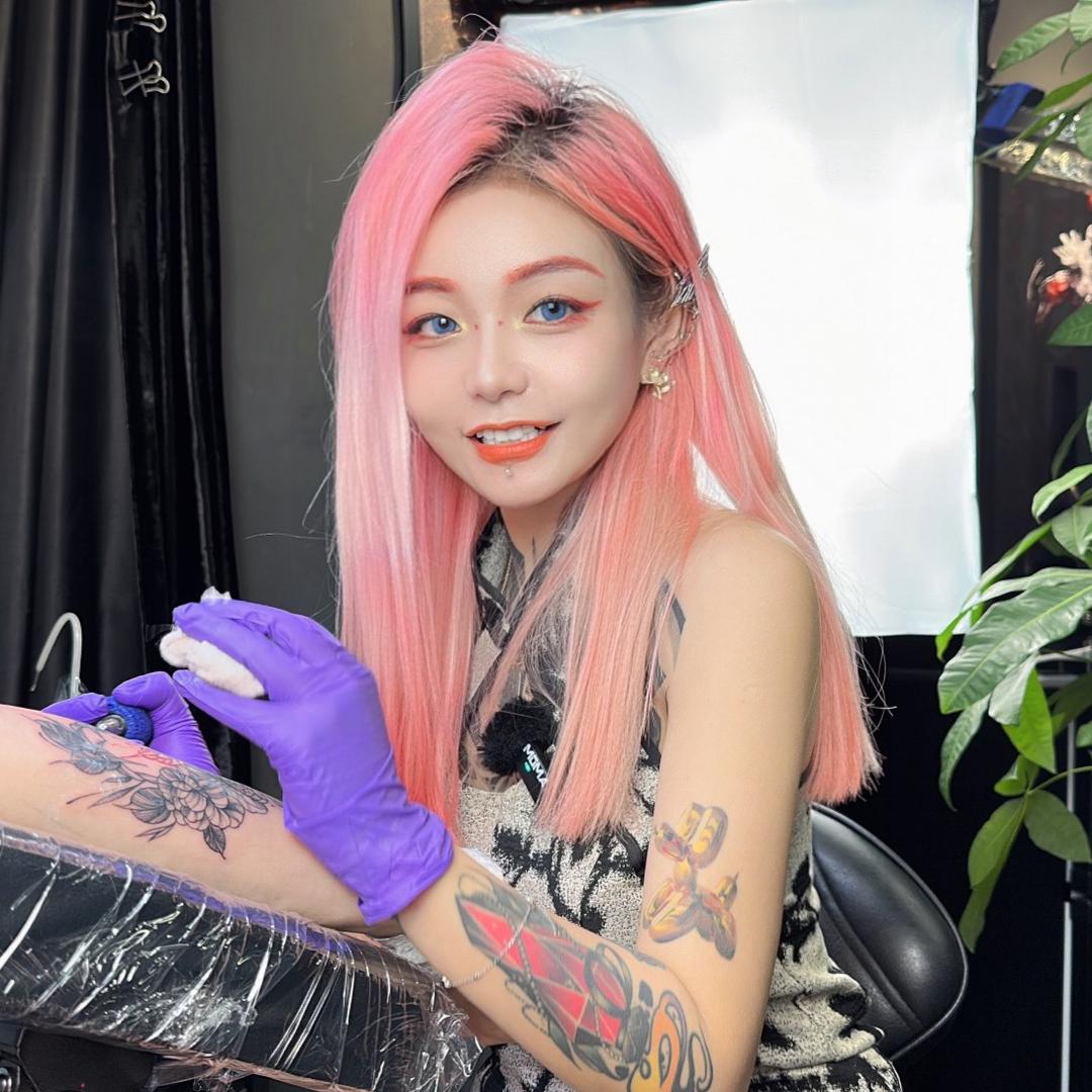 来自人间的纹身师小静