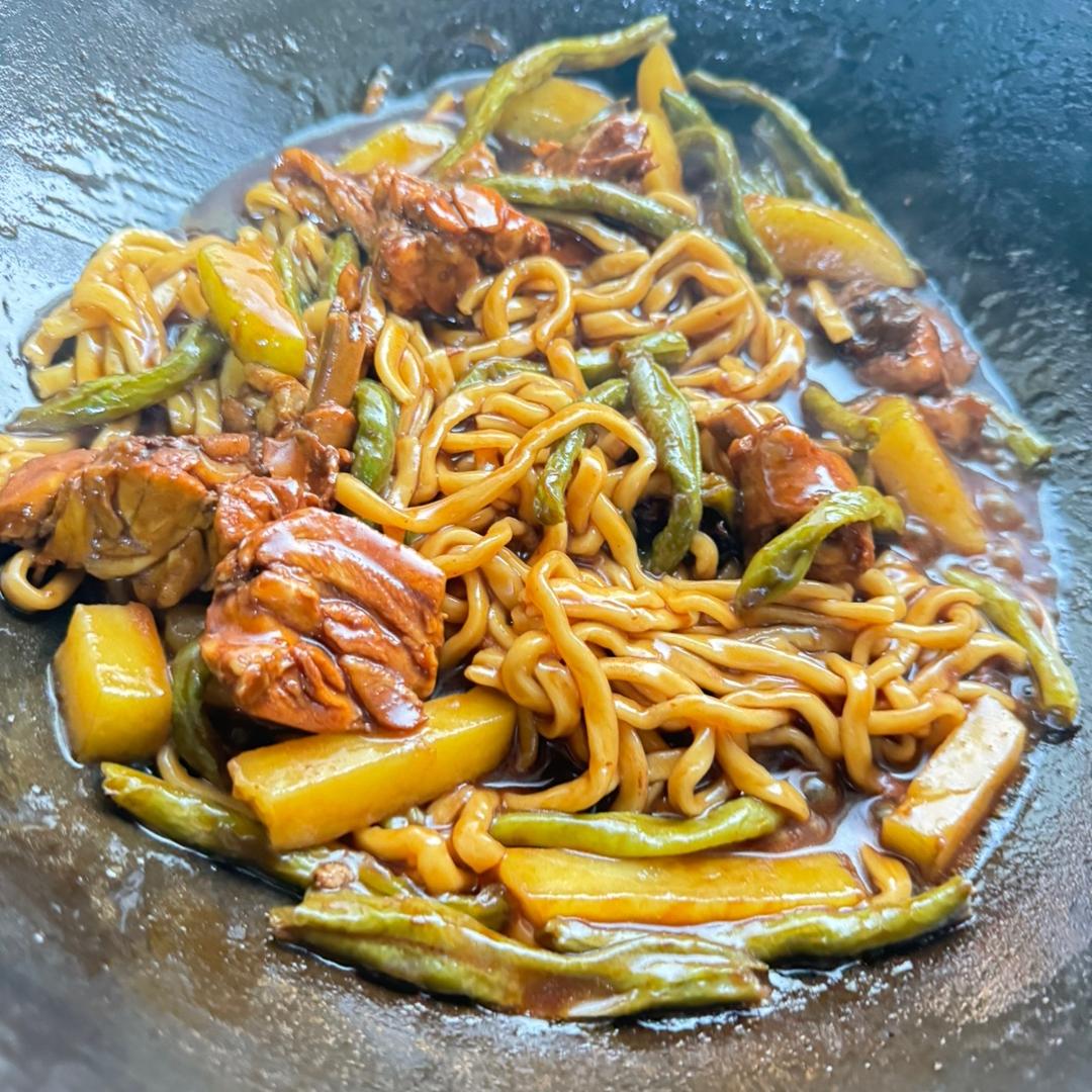 小扁担铁锅焖面