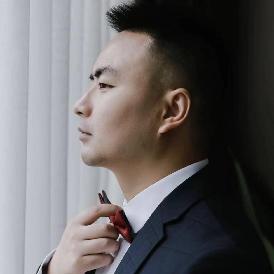 草根边唱歌