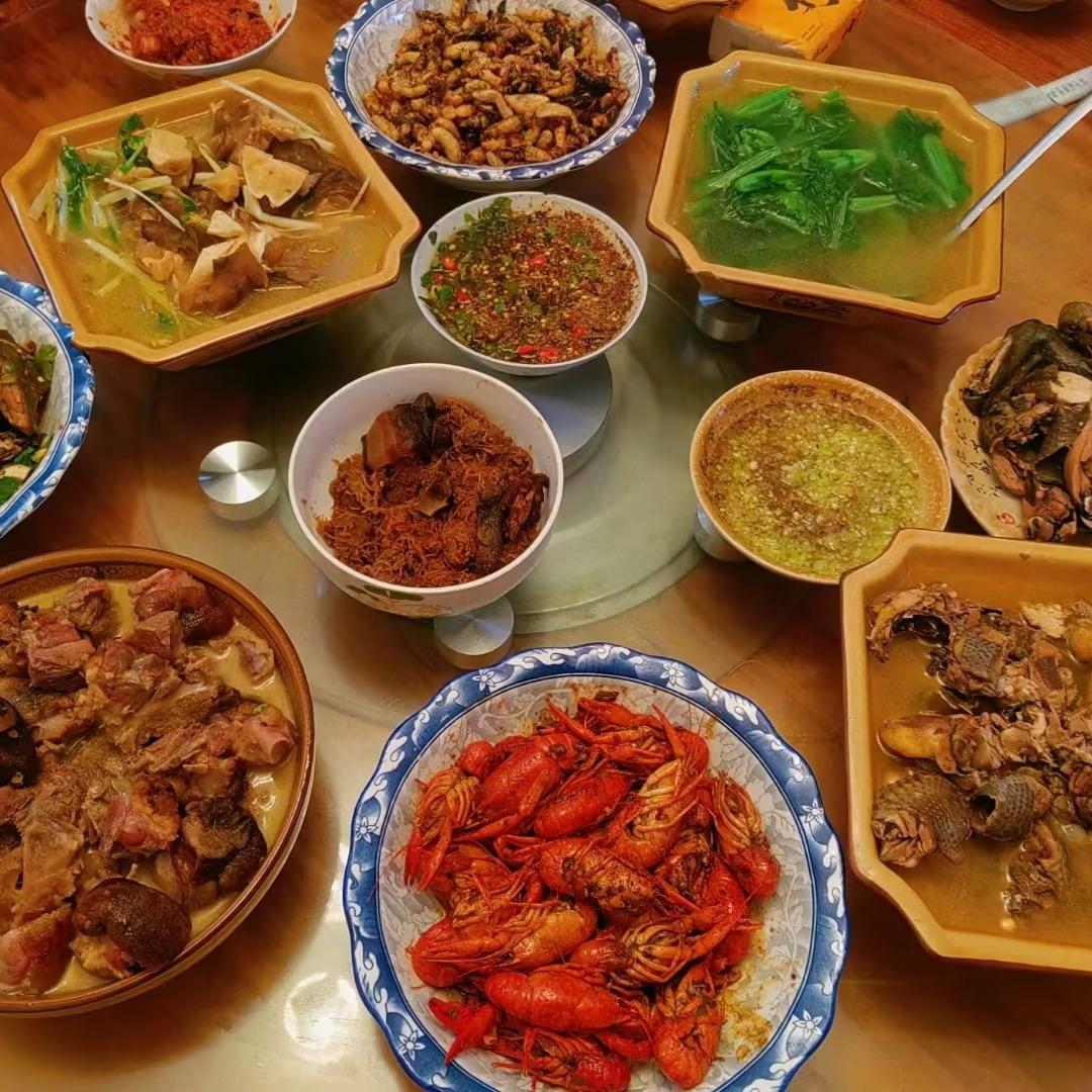 建兴黑山羊汤锅火锅店