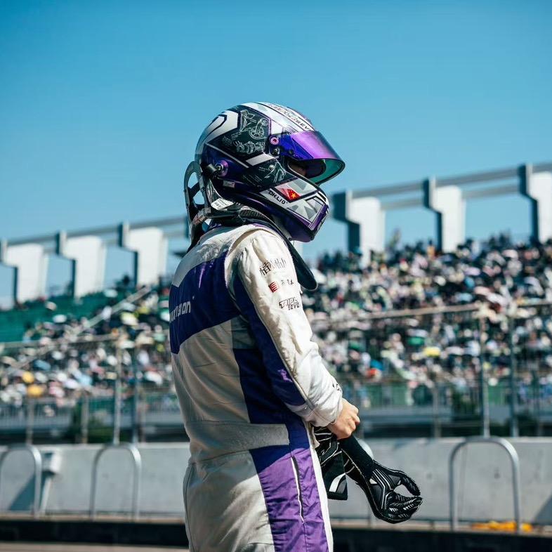 东辉不会开赛车