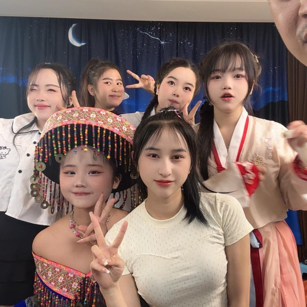 可爱的苗族女孩