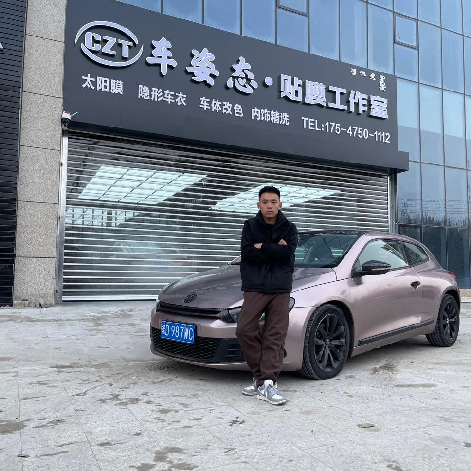 车姿态贴膜工作室