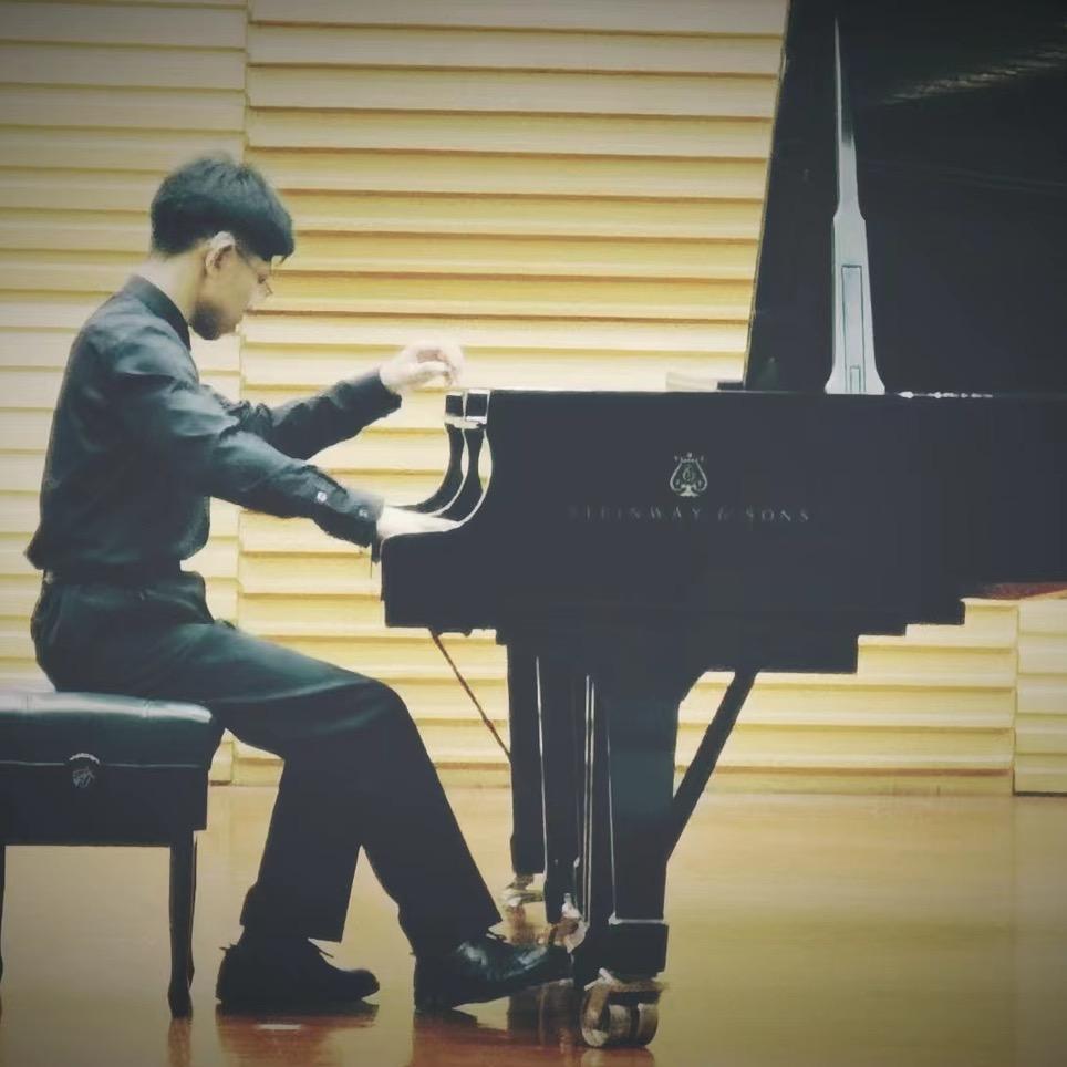 弹琴的小贝多芬