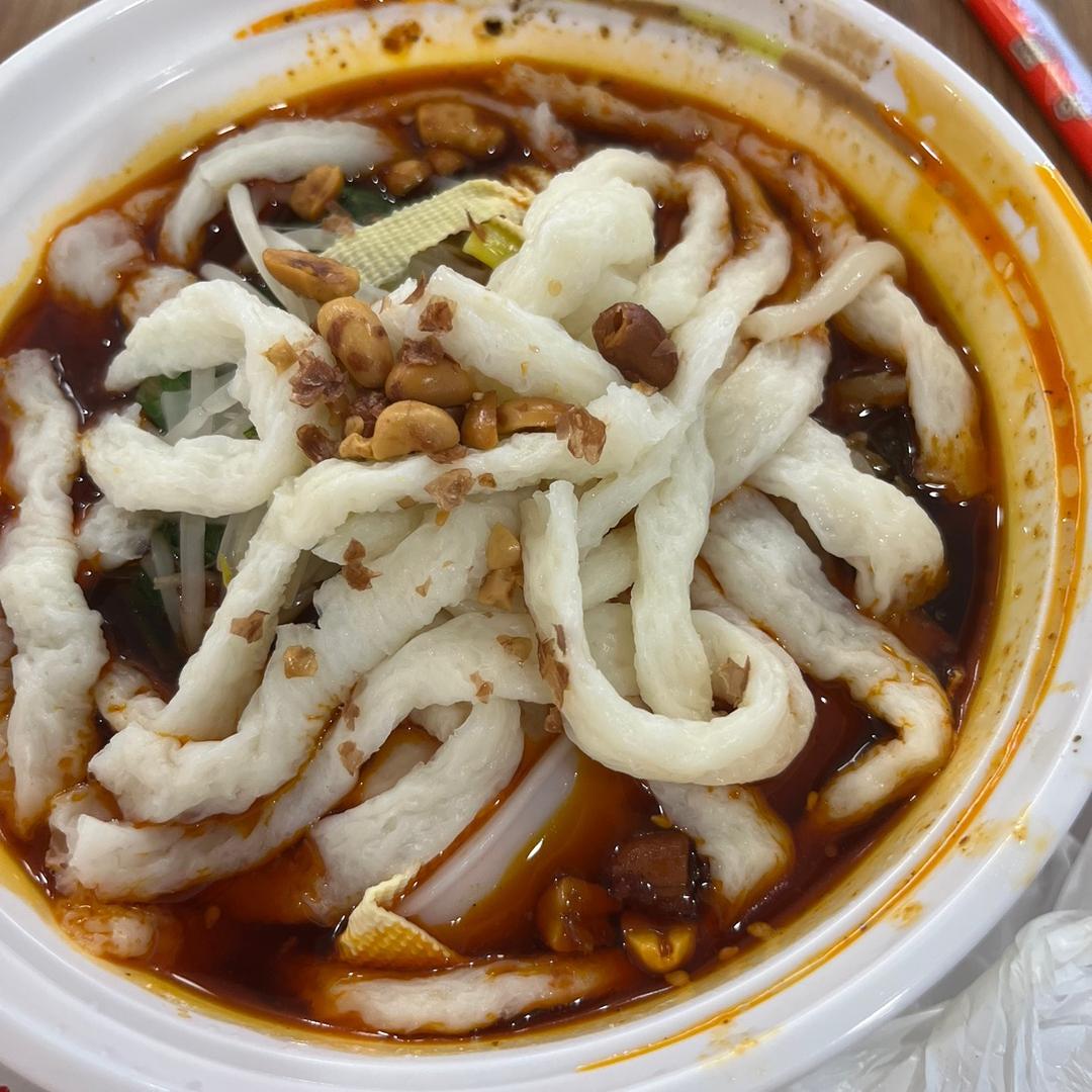 爱吃麻辣烫的小女孩