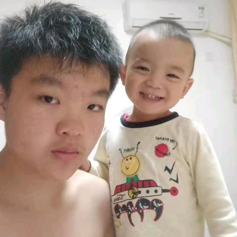 周哥/