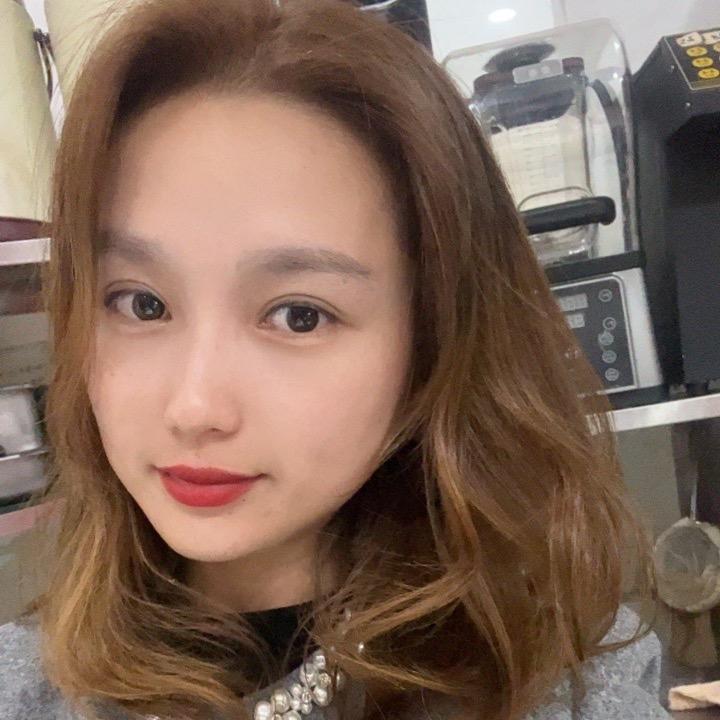 摆摊的小妍子