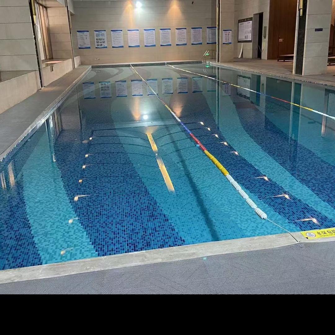 建发央著游泳馆