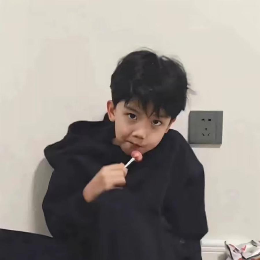 刚生出来就揍你奶