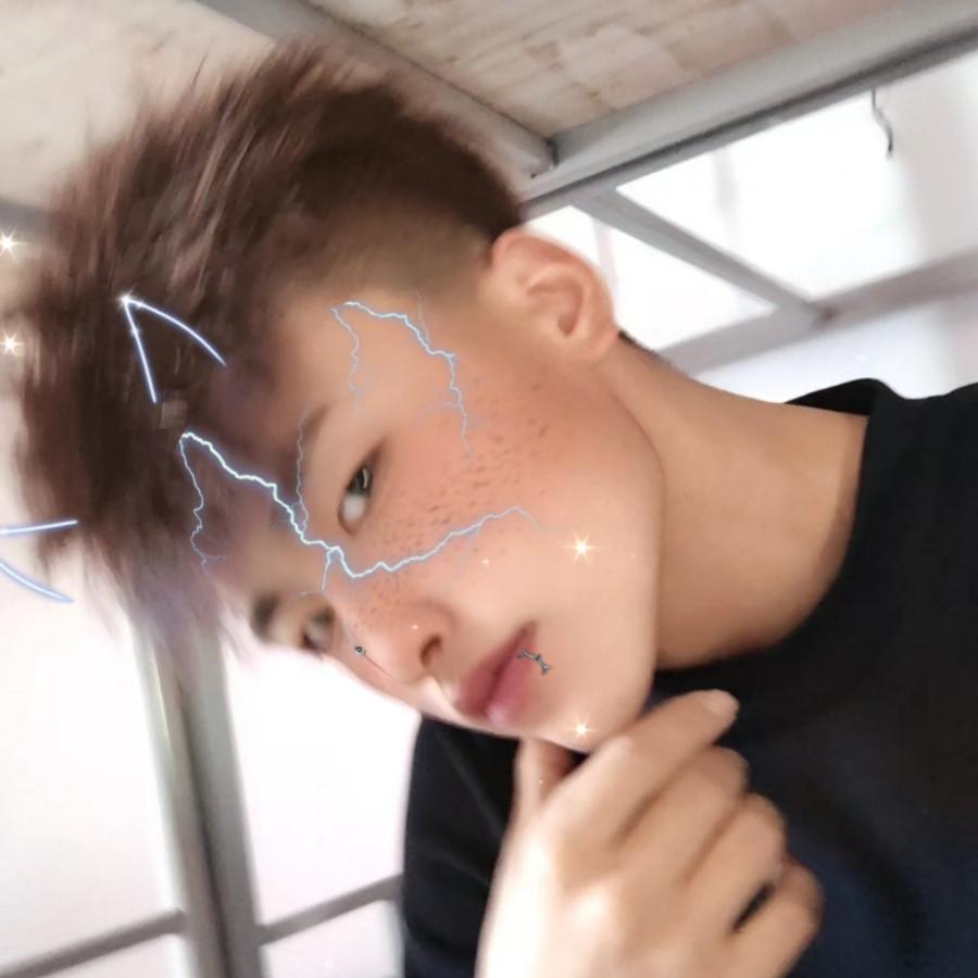 仾