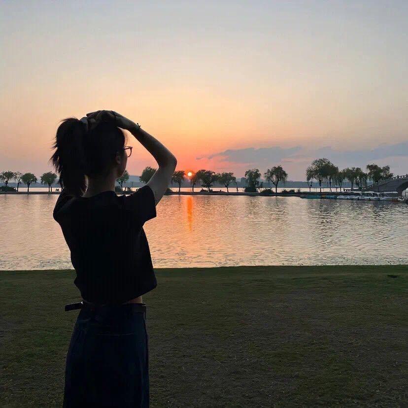 小妮好奇😯