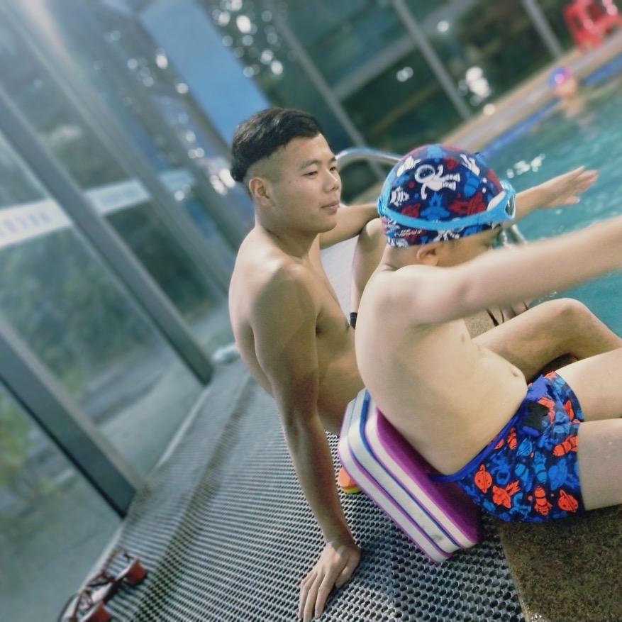 星洲游泳健身（三峡人才店）小王教练