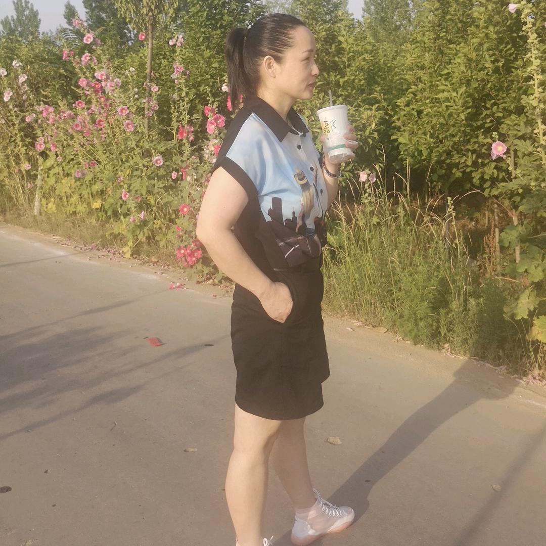万丽呀头像