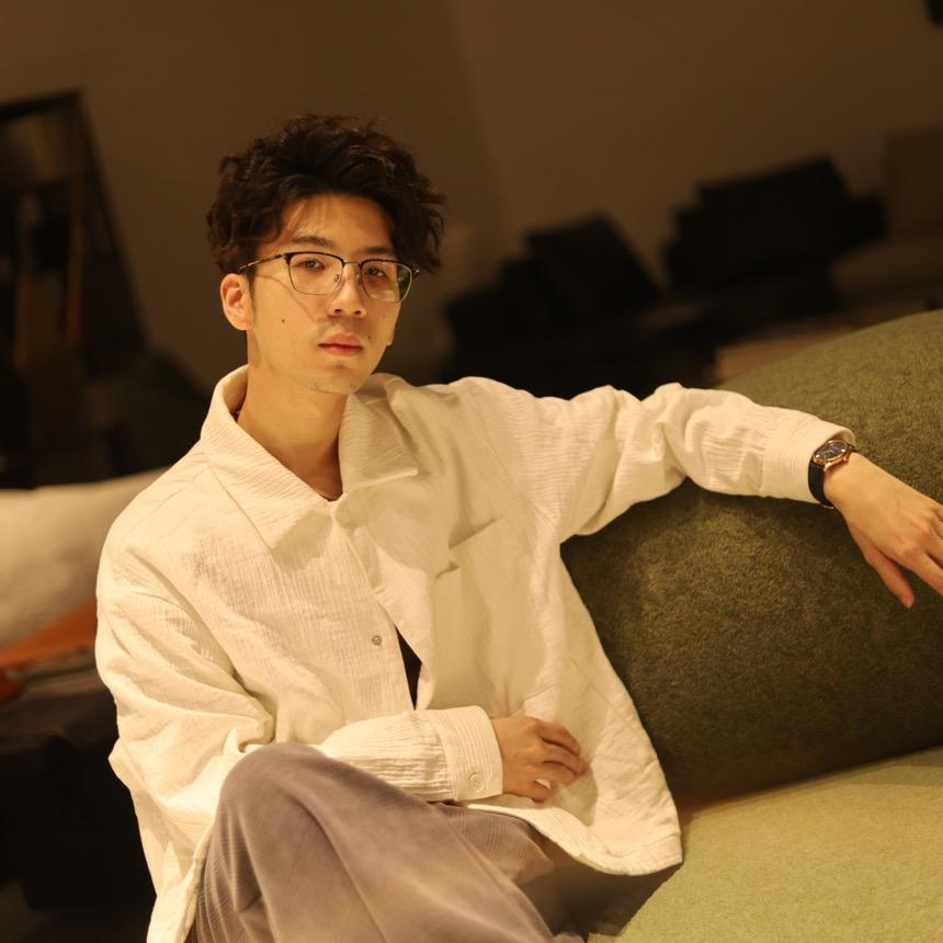 00后家具发癫小伙