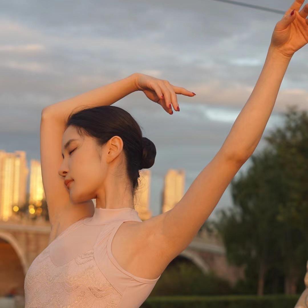 形体含含老师