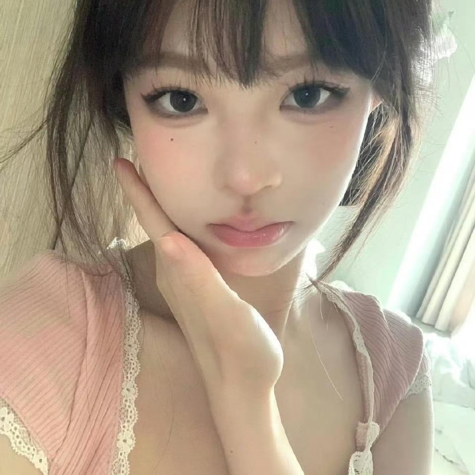 爱玩抽象的小女孩