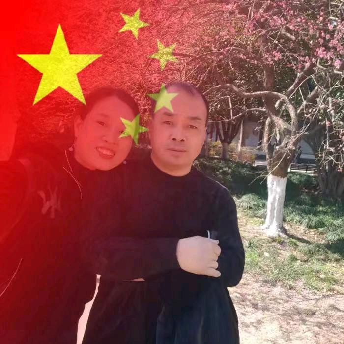 酷爱养花和小动物