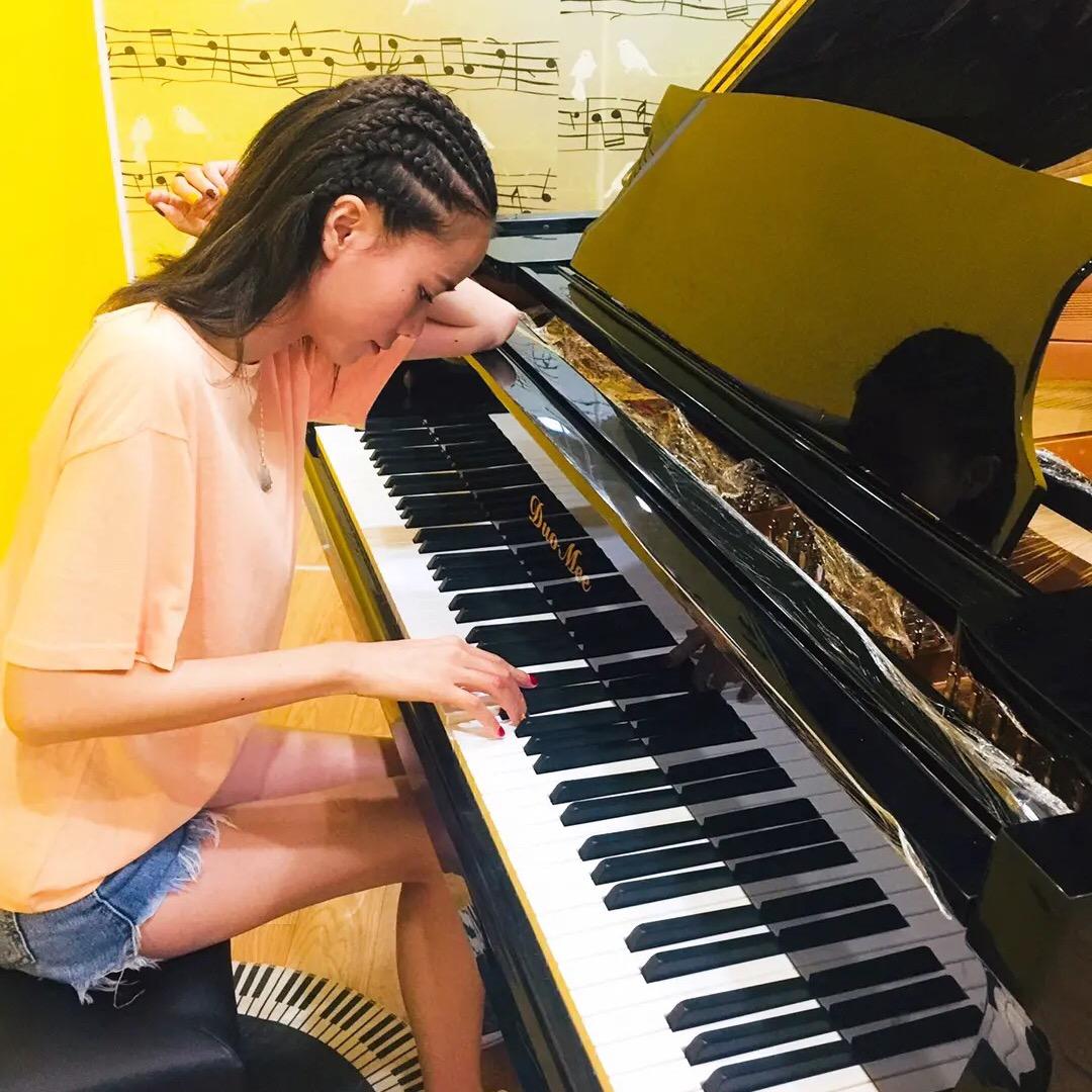 教钢琴的温老师