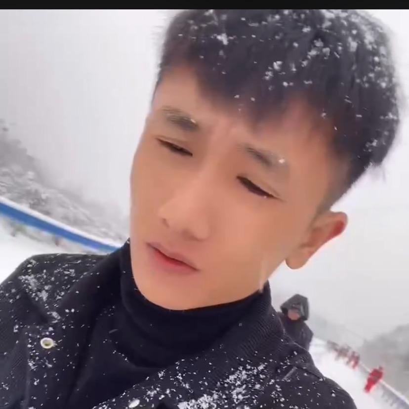 云冲天（卖葱油饼小哥)