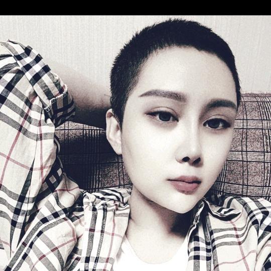 娜姑娘是个美甲师